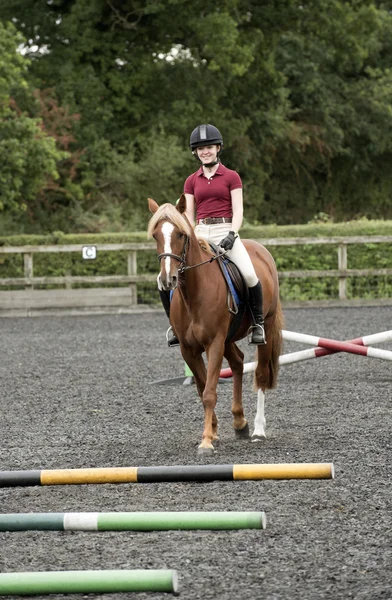 Teenage ponnyryttare promenader mellan poler — Stockfoto