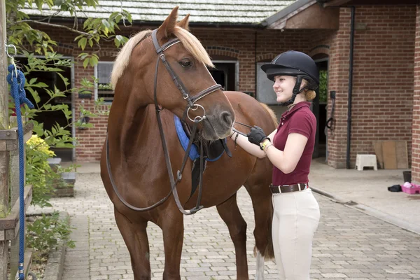 En tonårig flicka med hennes ponny — Stockfoto