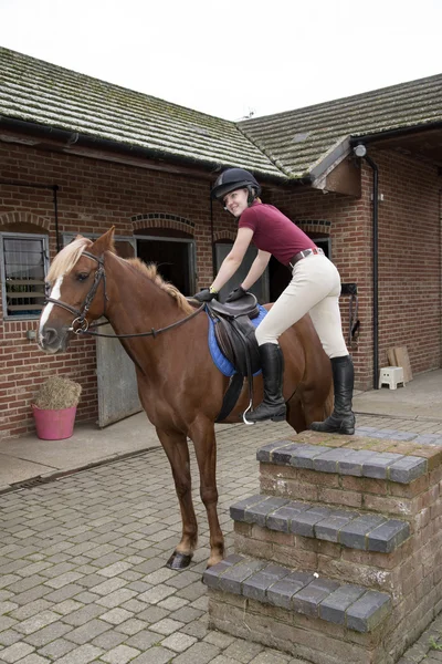 Tegel-bitars montering block används av ryttare för att montera sin ponny — Stockfoto