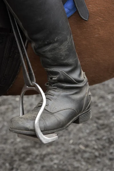 Posições da bota de equitação em um estribo de segurança — Fotografia de Stock