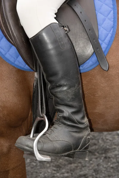 Posições da bota de equitação em um estribo de segurança — Fotografia de Stock