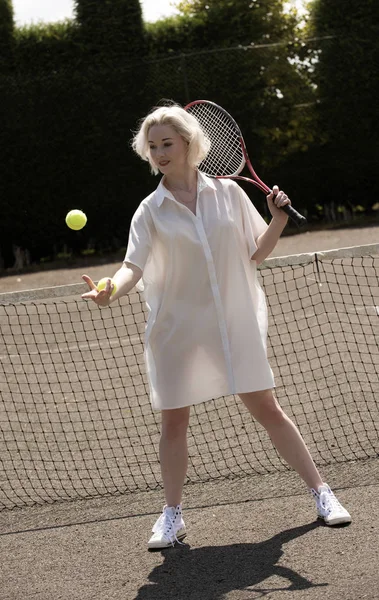 Jovem jogadora de tênis feminina em vestido branco transparente — Fotografia de Stock