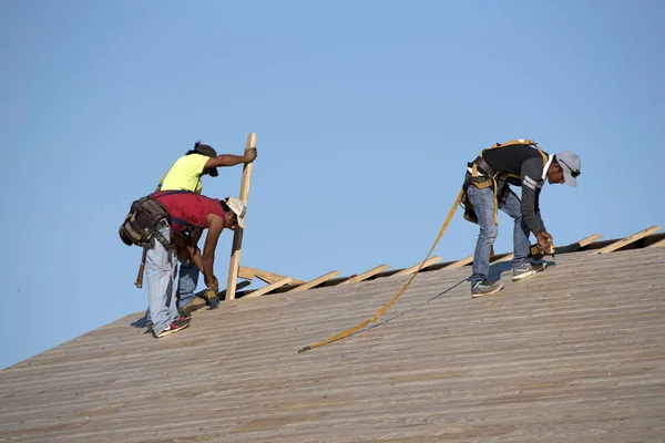 Η ομάδα των εργαζομένων που χτίζουν μια ξύλινη στέγη — Φωτογραφία Αρχείου