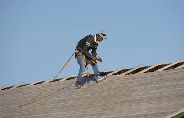 Roofer στο χώρο εργασίας σε μια ξύλινη στέγη — Φωτογραφία Αρχείου