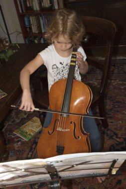 Küçük kız onu Çello çalan