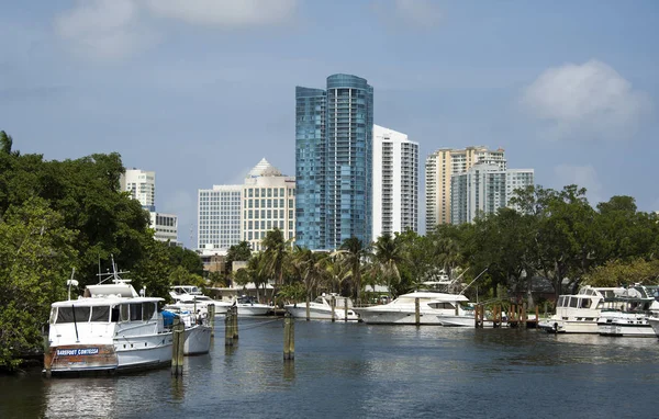 Luxusmotorkreuzer auf dem neuen Fluss Florida USA — Stockfoto