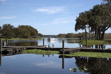 Volusia County Florida ABD St Johns Nehri boyunca normal hızda bir duba tekne