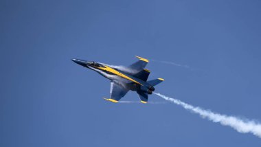 Askeri jet uçuş mavi gökyüzü karşı