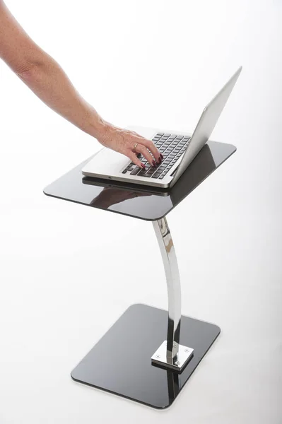 Ręcznie za pomocą klawiatury komputera typu laptop — Zdjęcie stockowe