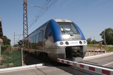 Bir Fransız yolcu treni kırsal Fransa