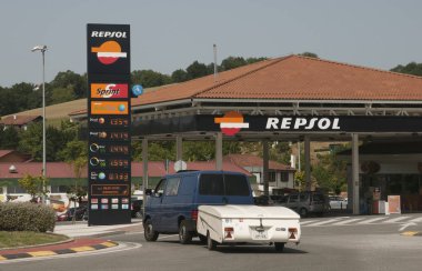İspanyol bir benzin istasyonuna sürüş bir römork ile van