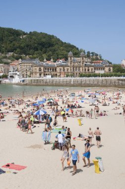 Tatilciler, San Sebastian İspanya sahilinde