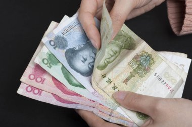 Çin banknotlar sayılır varlık