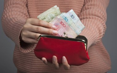 Çin banknot ve bir çanta tutan el