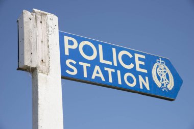 Polis merkezine tabelasını mavi gökyüzü karşı