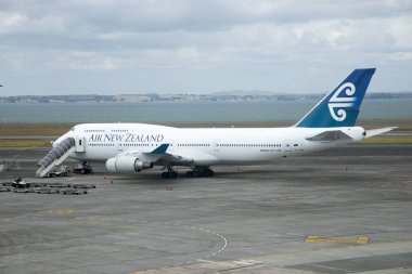 Bir yolcu jeti önlük, Auckland Uluslararası Havaalanı Yeni Zelanda üzerinde