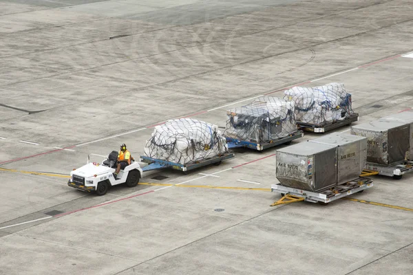 Camion de manutention des bagages sur un tablier d'aéroport — Photo