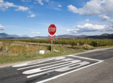 Demiryolu geçidi ve Otoban işareti durdurmak. Güney Afrika