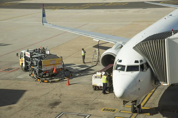 Chargement du carburant dans un jet de passagers — Photo