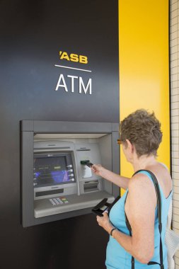 Banka kartı bir atm makinesi yerleştirerek kadın