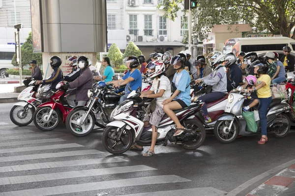 Rollerfahrer in Bangkok thialand — Stockfoto