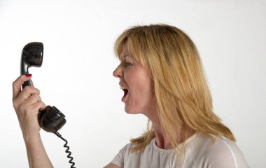 Bir telefon bağıran kızgın kadın