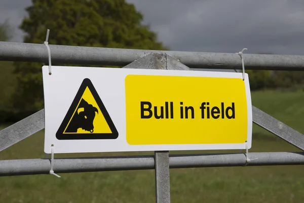 Warnschild für einen Bullen auf dem Feld — Stockfoto