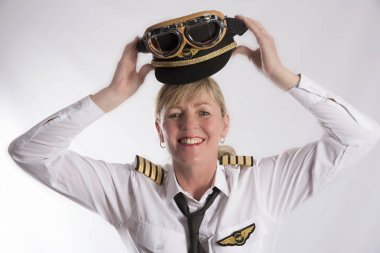 Kadın pilotla gözlük ve üniforma şapka