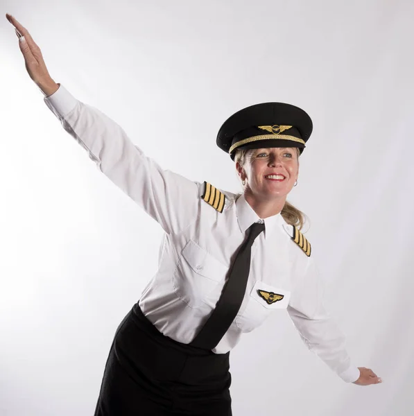Vrouwen in uniform handelt uit het concept van het vliegen — Stockfoto