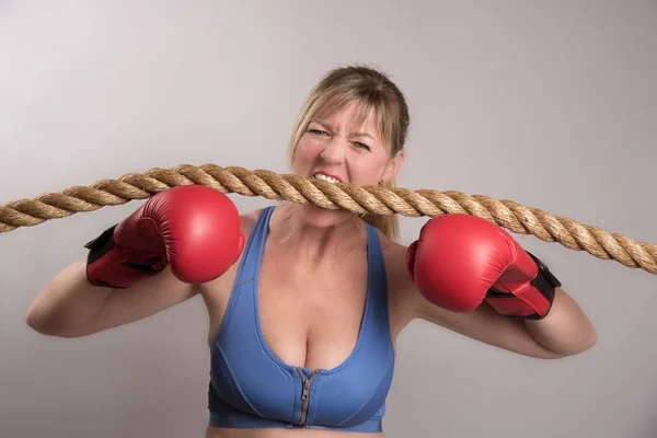 Kadın boksör ile ipler bağlanma — Stok fotoğraf