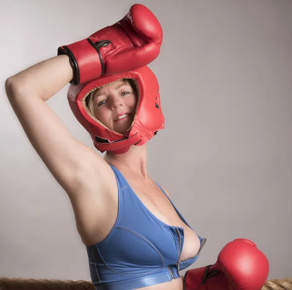 Boxeador con protector de cabeza — Foto de Stock