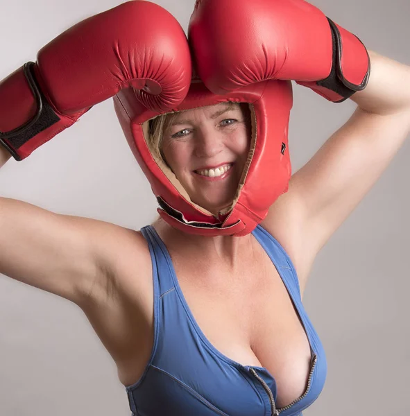 Boxeador con protector de cabeza —  Fotos de Stock