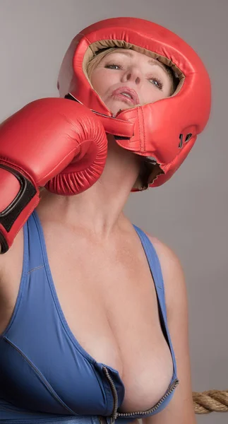 Mujer boxeadora recibiendo un puñetazo en la barbilla —  Fotos de Stock