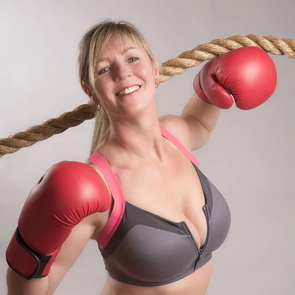 İpleri üzerinde kadın boksör — Stok fotoğraf