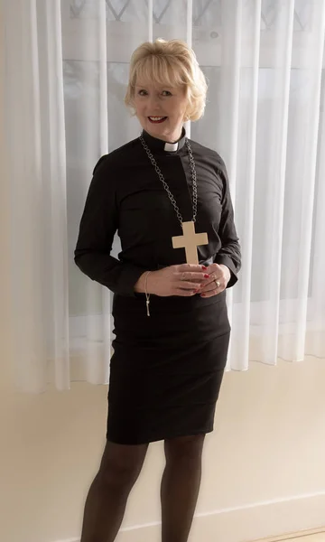 Religiöse Frau in Schwarz mit einem Kreuz — Stockfoto
