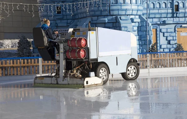 Ice rink vegen en resurfacing voertuig. Bristol, Uk — Stockfoto