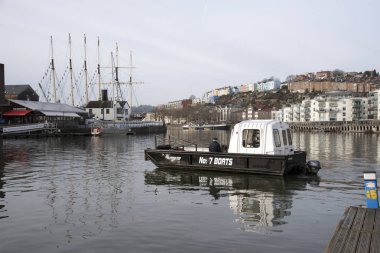Kayan geçen bir gemi liman Bristol İngiltere'de İngiltere'de