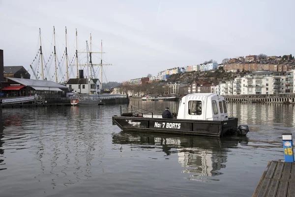 Kayan geçen bir gemi liman Bristol İngiltere'de İngiltere'de
