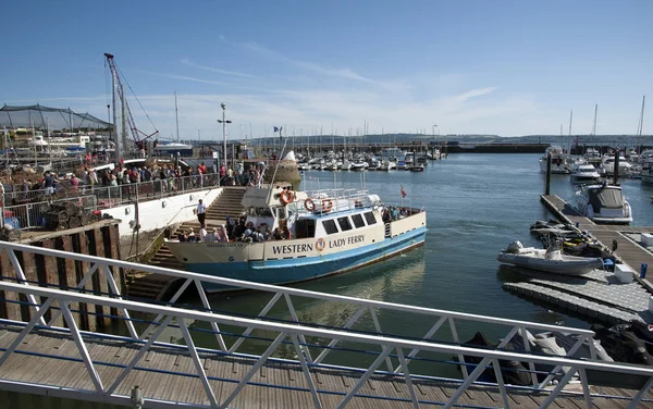 Ferry de pasajeros en la estación costera Inglés de Torquay sur Devon Reino Unido — Foto de Stock