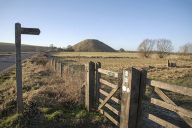  Tarih öncesi Silbury Hill yakınındaki Avebury Wiltshire England İngiltere'de ziyaretçi. Ocak 2017