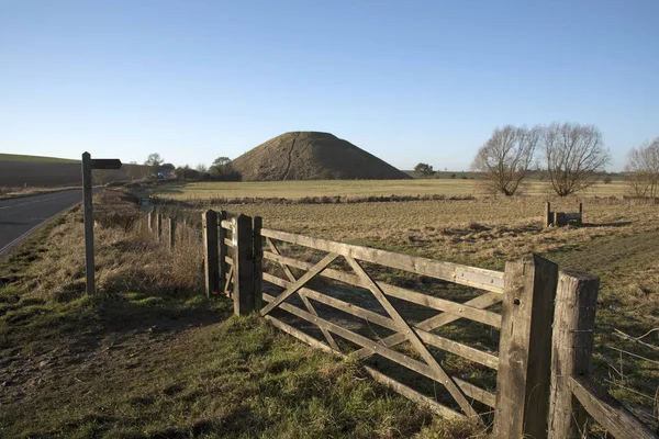  Tarih öncesi Silbury Hill yakınındaki Avebury Wiltshire England İngiltere'de ziyaretçi. Ocak 2017