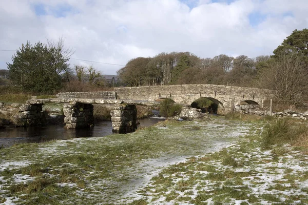 Un puente de piedra y un viejo puente Clapper en Dartmoor Inglaterra —  Fotos de Stock