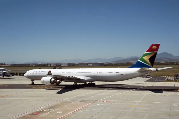 Avions à réaction sur l'aire de trafic de l'aéroport du Cap Afrique du Sud — Photo