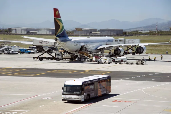 Avions à réaction sur l'aire de trafic de l'aéroport du Cap Afrique du Sud — Photo
