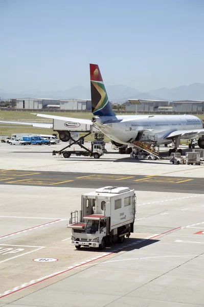 Avions à réaction sur l'aire de trafic de l'aéroport du Cap Afrique du Sud — Photo