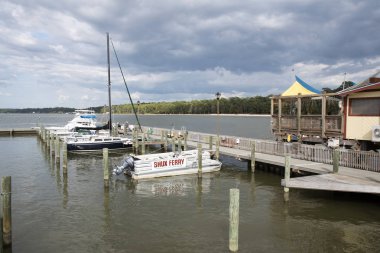 Üzerinde hareket eden Bay Alabama ABD Fairthorpe iskelede tekneler demirli