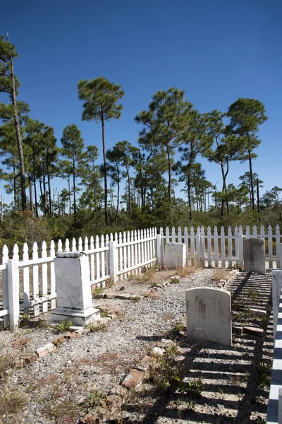 Vita staket runt gamla gravstenar. Florida Usa — Stockfoto