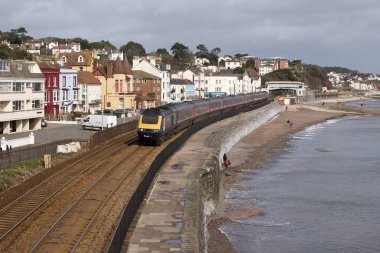 Dawlish kıyı kasaba Devon İngiltere'de İngiltere'de geçen bir yolcu treni