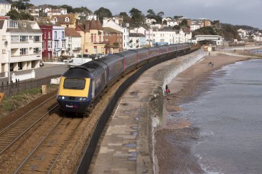 Dawlish kıyı kasaba Devon İngiltere'de İngiltere'de geçen bir yolcu treni