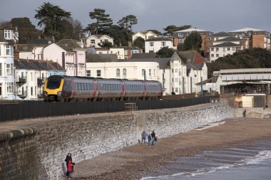 Dawlish kıyı kasaba Devon İngiltere'de İngiltere'de geçen bir yolcu treni